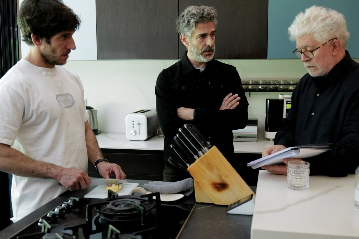 Quim Gutiérrez y Leonardo Sbaraglia, escuchan atentos las indicaciones de Pedro Almodóvar durante el rodaje de "Amarga Navidad", la nueva película del cineasta.