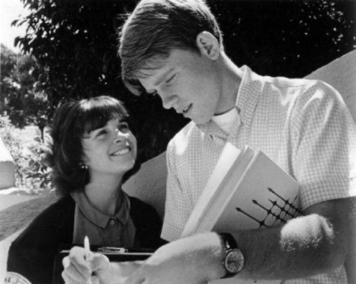 Ron Howard \u0026 Cindy Williams on the set of George Lucas' AMERICAN GRAFFITI  (1973), image size:1200x957