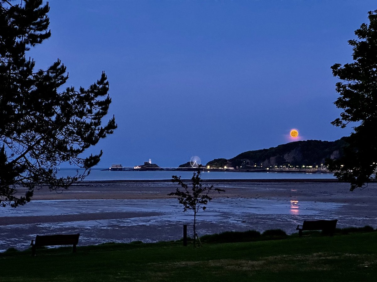 Driving home and this is the view tonight <a href="/Mumbles/">Visit Mumbles</a> #swansea #moon
