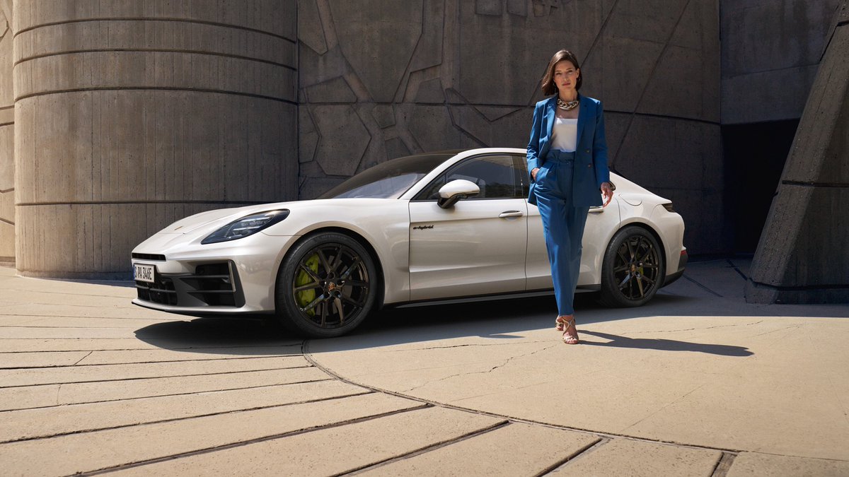 Deportivo por naturaleza. Cómodo por elección.

La gama Panamera está diseñada para disfrutar cada trayecto con toda la potencia y elegancia de Porsche. Porque tu vida no es común. Tu deportivo tampoco.