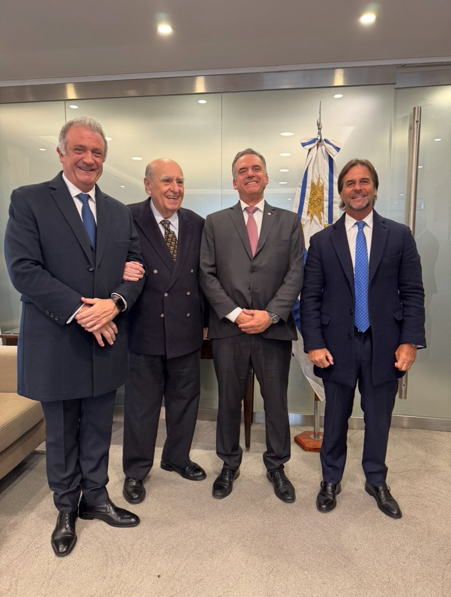 YiyoOsta's tweet photo. Un orgullo nacional: tres presidentes uruguayos de diferentes partidos reciben el premio al compromiso democrático, respeto institucional y convivencia pacífica, otorgado por el prestigioso @centro_anafrank en Argentina. Un privilegio haberlos acompañado. https://t.co/IJMFLUQMxf