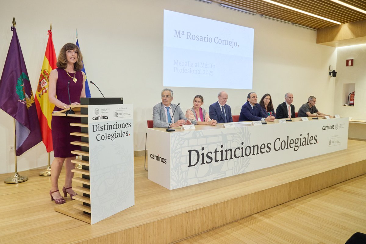 Muy agradecida por recibir ayer, la medalla al Mérito Profesional que concede el <a href="/Colegiocaminos/">Colegio de Ingenieros de Caminos</a>  y que me ha hecho una enorme ilusión. 
Gracias al Colegio, a quienes pensaron en mí para esta distinción y a todos los que me habéis acompañado a lo largo de mi trayectoria.