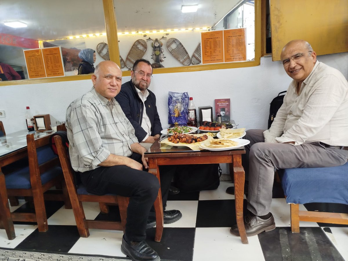 Yazıhane-kütüphaneyi taşımak beni sadece yormadı, hırpaladı da. Bazı paylaşımlara bile vakit ayıramadım. Bir Kozanlı, bir Kadirlili bir de Maraşlı biraraya gelirse, ayrıca kebapçı da deli lakaplı bir Antepli olursa "yağlı kuzu", ardından tatlı sonra da çay bir tarz-ı taamdan