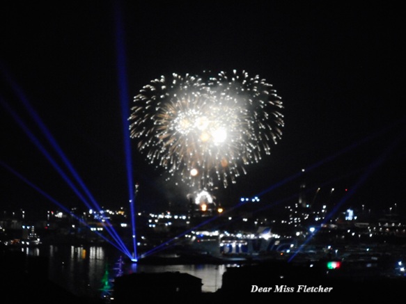 E poi tutto luccica! 
Che splendida serata, grazie!
#Genova #GiornatadellaMarina #AmerigoVespucci