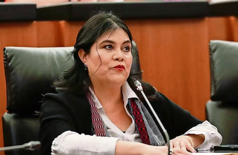 LuisCardenasMx's tweet photo. 🚨 MORENA SE PELEA… ¡Y CANCELA PROTESTA CONTRA EE.UU.!

Nos cuentan que el brillante plan de la senadora Guadalupe Chavira para que todos los legisladores de Morena protestaran hoy frente a la embajada de EE.UU. fracasó estrepitosamente. 
La idea era lanzarse contra las redadas antiinmigrantes en Los Ángeles, pero el chat interno de la bancada se volvió un campo de batalla. Algunos advertían el riesgo de disturbios, otros temían quedar grabados gritando consignas contra Trump o el gobierno estadounidense. 
El propio presidente del Senado, Gerardo Fernández Noroña, se deslindó de la ocurrencia. Al final, Chavira tuvo que poner reversa y anunciar en redes la cancelación del mitin. Qué suerte para la diplomacia mexicana… y qué oso para el “partido del pueblo”.

FUENTE @El_Universal_Mx