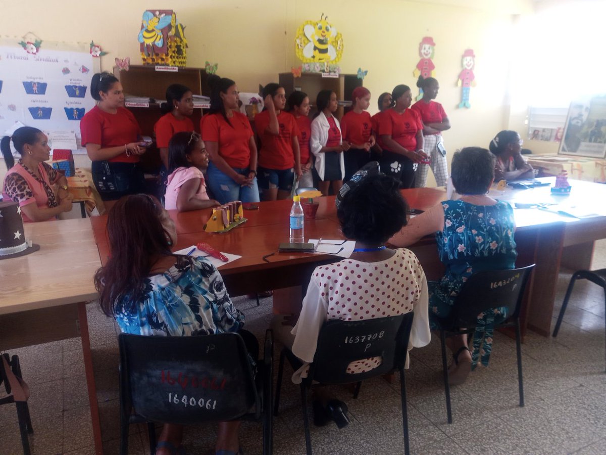 Intercambio de los expertos de la Junta de Acreditación Nacional, que evaluan la carrera de Lic. en Educación Primaria de la <a href="/UG/">UGNazi</a>, con estudiantes y profesores. También estuvo presente la poesía. #SeguimosAscendiendo