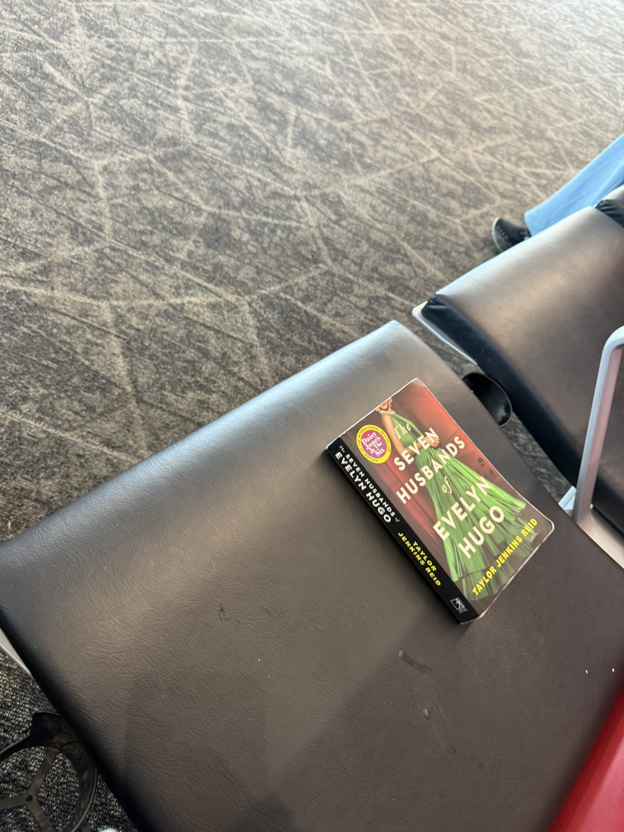 kleksuh's tweet image. there’s an unclaimed seven husbands of evelyn hugo sitting next to me at the airport is this some kind of morality test