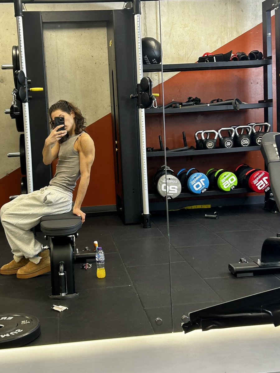 razinactive's tweet photo. 500 calories a day vs 2200 calories a day 

eating more may have been the best thing i’ve ever chosen to do https://t.co/W5XlFFuhN7
