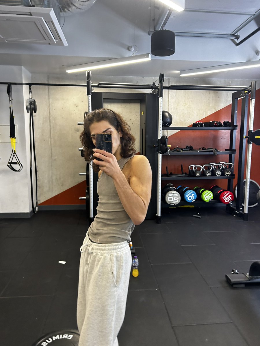 razinactive's tweet photo. 500 calories a day vs 2200 calories a day 

eating more may have been the best thing i’ve ever chosen to do https://t.co/W5XlFFuhN7