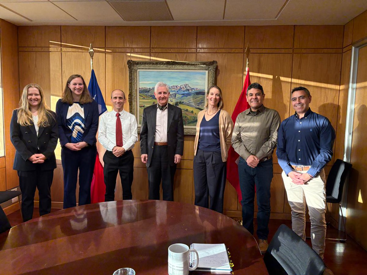 Recibimos en 🇨🇱 al equipo Regional de la Agencia Suiza para el Desarrollo y la Cooperación, para fortalecer alianzas con socios institucionales y dialogar sobre los avances de Calac+, una iniciativa para ciudades con aire más limpio y transporte sostenible en LatAm🌱🚍🌇
