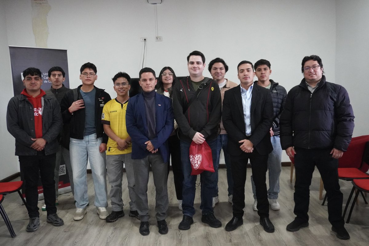 ❞𝐅𝐨𝐫𝐭𝐚𝐥𝐞𝐜𝐢𝐞𝐧𝐝𝐨 𝐥𝐚 𝐯𝐢𝐧𝐜𝐮𝐥𝐚𝐜𝐢𝐨́𝐧 𝐢𝐧𝐭𝐞𝐫𝐧𝐚𝐜𝐢𝐨𝐧𝐚𝐥❞ 
 Pedro Uriguen, cuencano e investigador en la U. de Kioto, visitó Roblab  y dialogó con estudiantes de Robótica, promoviendo la innovación, la ciencia y el intercambio académico 💡.