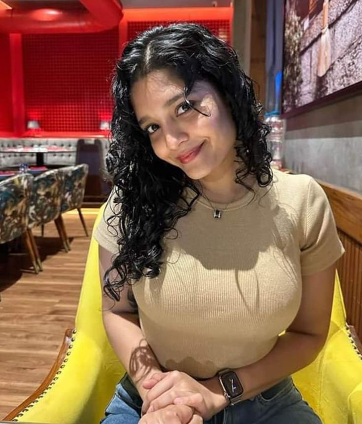 Bull ~ Ennadi b00bs ivlo perusa valuthu vachruka? Ulla enns plastic dhana?

Sissy me ~ Dei 2 years kastapattu valatha b00bies da idhu, assualt ah plastic nu solra? 

Bull ~ Unmayave avlo perusa di unaku?