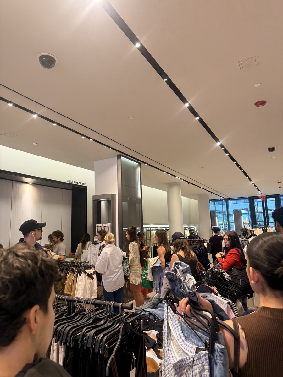 AlcineShade's tweet photo. @ZARA @zara your stores systems are down customers aren’t being helped and turned away for returns they have already paid for. Packages aren’t in store when they said they would. A absolute mess https://t.co/mCCJUJcvw0