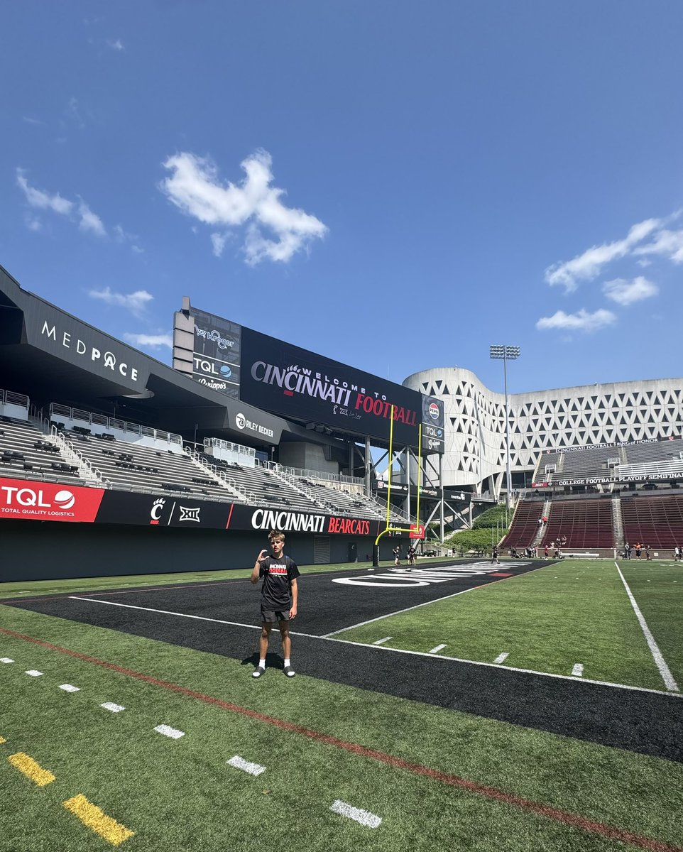 JrNowling's tweet image. Wrapped up my first summer of college camps @GoBearcatsFB today. Will be back to Nippert soon for a game!
Lots of reps in prep for the @FootballHotbed National Middle School Invitational Showcase & Future 4 this Thursday and Friday at the University of Miami!
@xfactorQB…