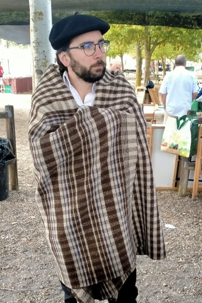 alvarogonzalezm's tweet photo. @Daviddcoba Aquí mi manta, ¡hermana de una de las tuyas! Son pequeños tesoros… Me encantaría poder hacerme con una de las que se fabricaban en Los Molinos (Ortigosa de Cameros) o en Torrecilla en Cameros, pero hay ya muy pocas… https://t.co/OcJtqf6fTk