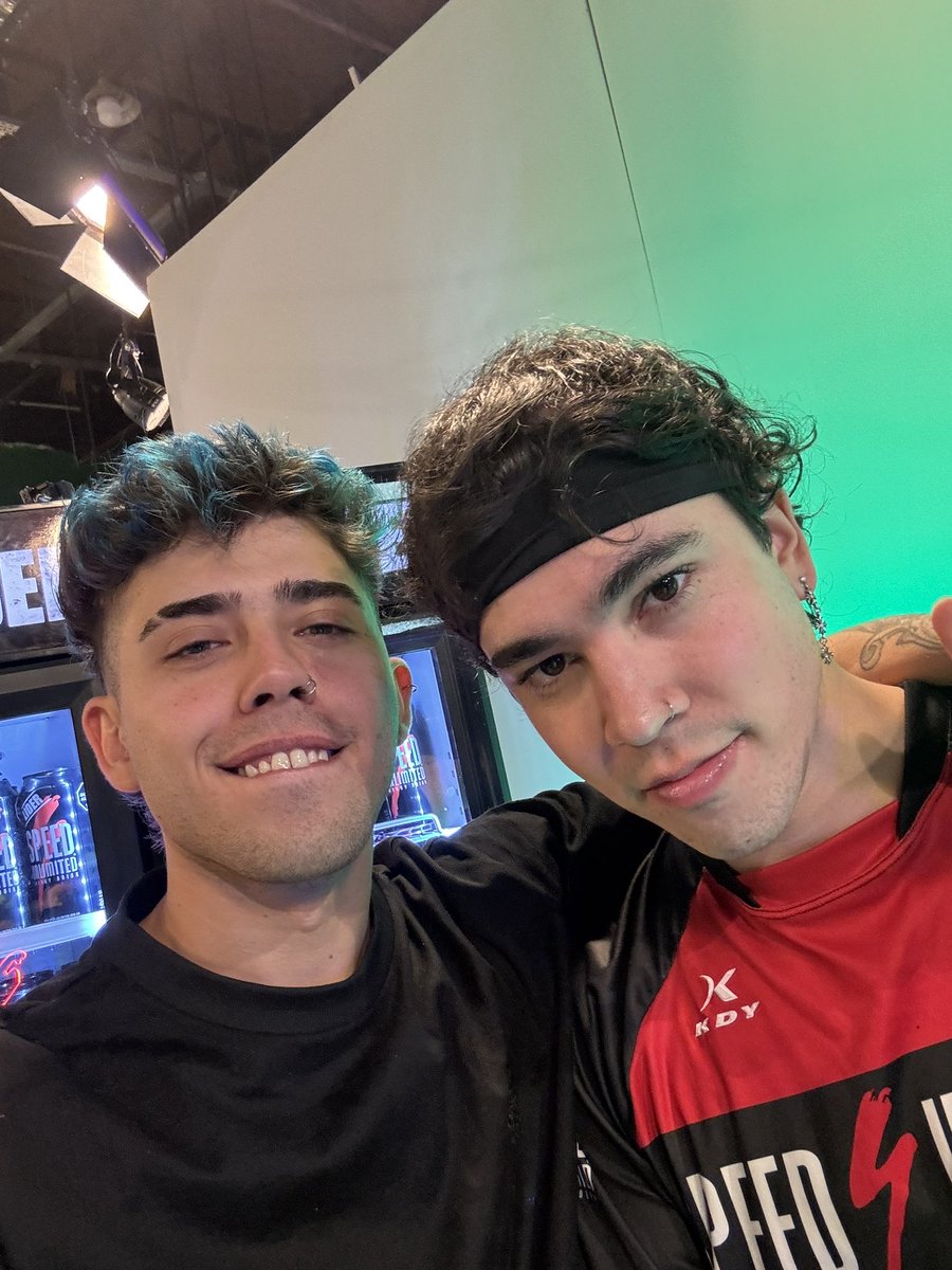 krresito's tweet image. son novios?