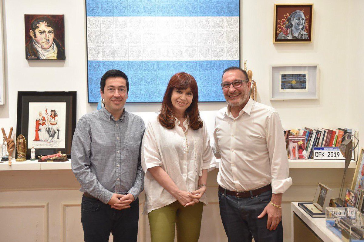 Repudiamos la condena y proscripción de <a href="/CFKArgentina/">Cristina Kirchner</a> 

El pueblo argentino no puede aceptar la persecución judicial como herramienta de proscripción política. La condena impuesta a Cristina Fernández de Kirchner es una operación evidente, sin pruebas ni fundamentos sólidos, que