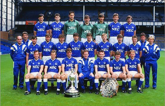 The Everton squad pose for a team photo at Goodison Park ahead of the 1987/88 campaign 🔵