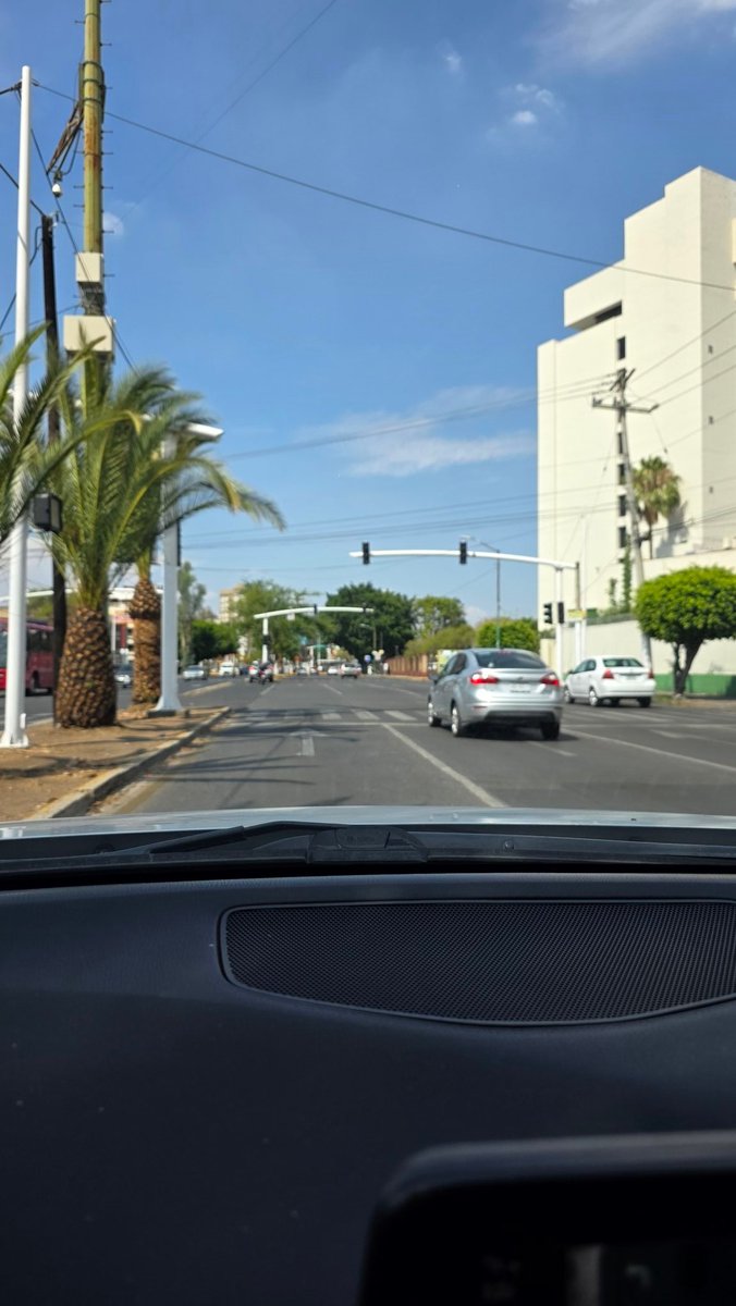 Kurt89Wallach's tweet photo. @Trafico_ZMG Semáforos sin funcionar por 2 días consecutivos en Mariano Otero cruce con Amado Nervo/Pegaso y Mariano Otero cruce con Cuahutémoc, ningún oficial de vialidad a ninguna hora. https://t.co/wlVX9AuQdk