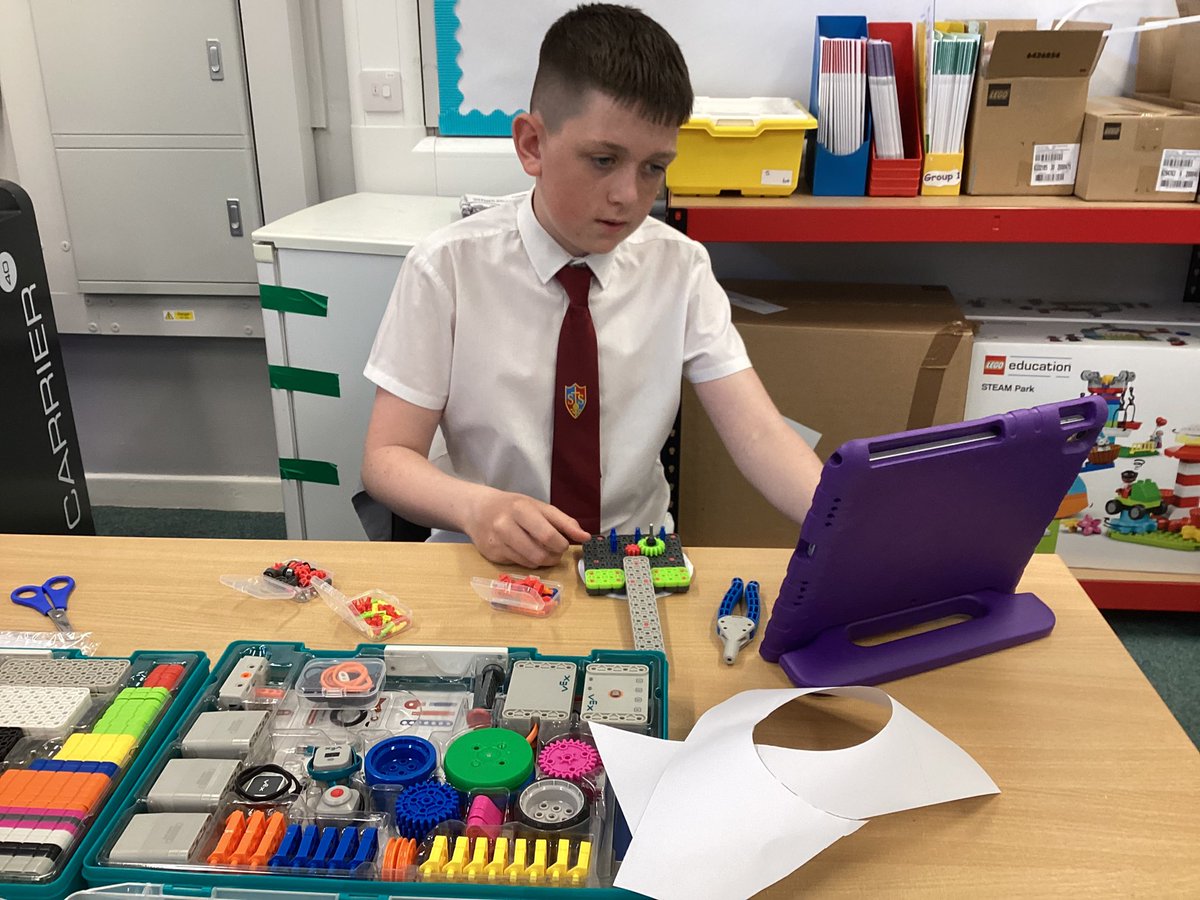 BeHereToAchieve's tweet photo. The Dynamic Youth Group have been linking their learning. In class they have recently been working on time so we used Vex Go to make our own clocks. @StSerfsAirdrie https://t.co/mSNLuZlJ0O