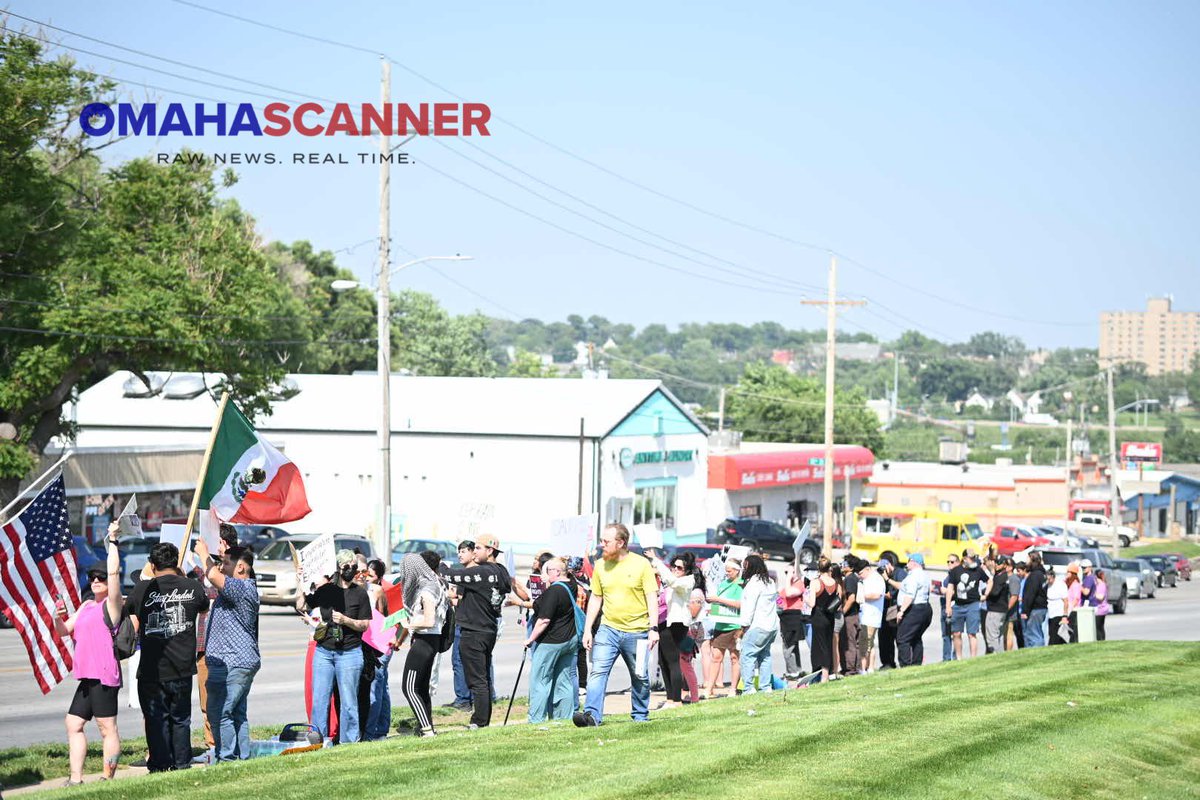 omaha_scanner's tweet photo. 📸: Protestors have gathered near 33rd and L Street following reported ICE raids at multiple Omaha businesses today. Photos and video from the scene show a crowd that appears to be growing.
#OmahaScanner https://t.co/7NHEULZmPn