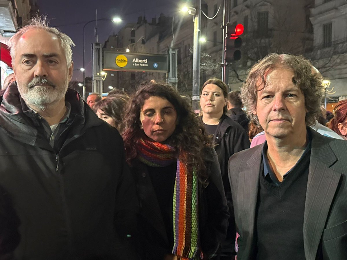 Frente de Izquierda Unidad (@fte_izquierda) on Twitter photo Repudiamos la proscripción a Cristina Fernández de Kirchner que es un ataque antidemocrático.
<a href="/myriambregman/">Myriam Bregman</a>, <a href="/NicolasdelCano/">Nicolas del Caño</a>, <a href="/chipicastillo/">Christian Castillo</a>, <a href="/Cele_Fierro/">Cele Fierro</a> y <a href="/Ale_Bodart/">Alejandro Bodart</a> acompañan la movilización para rechazar este fallo. Repudiamos la proscripción a Cristina Fernández de Kirchner que es un ataque antidemocrático.
<a href="/myriambregman/">Myriam Bregman</a>, <a href="/NicolasdelCano/">Nicolas del Caño</a>, <a href="/chipicastillo/">Christian Castillo</a>, <a href="/Cele_Fierro/">Cele Fierro</a> y <a href="/Ale_Bodart/">Alejandro Bodart</a> acompañan la movilización para rechazar este fallo.