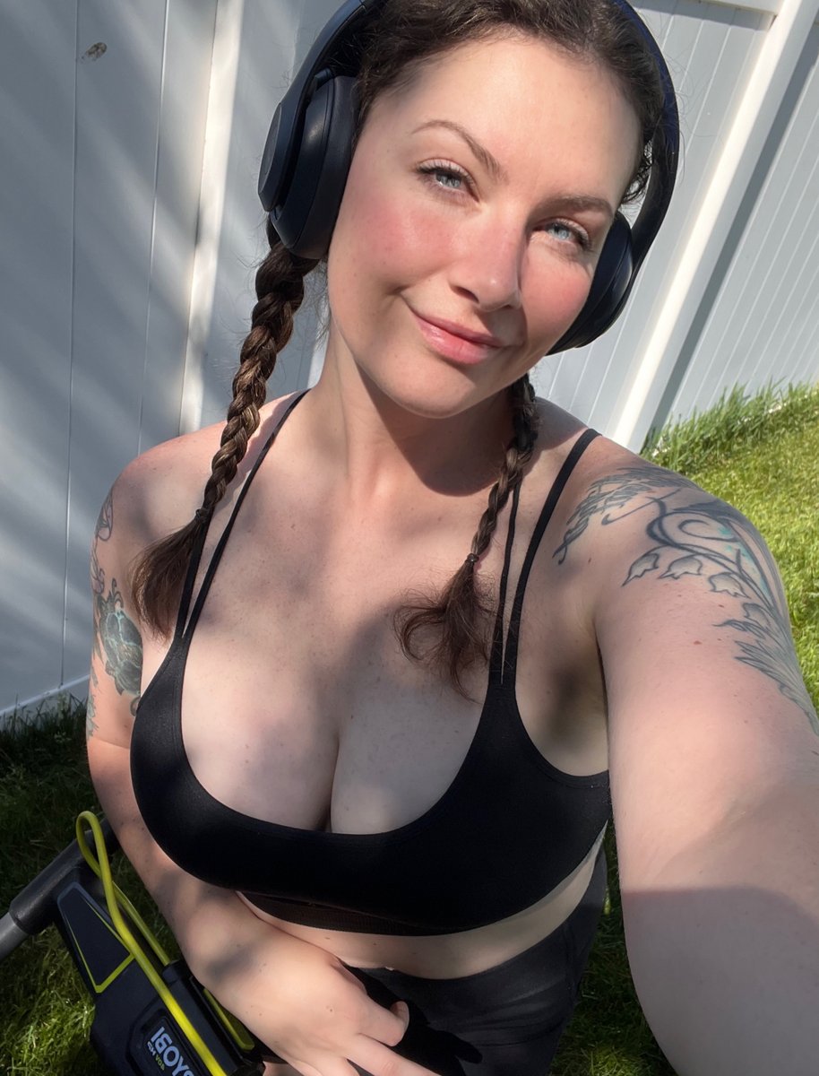 SextPanther's tweet photo. Peek over the fence 👀 and find your quintessential girl next door, @Melodyfaseof 🥰 Casual, sexy, and as real as they come 💦 Message her today! https://t.co/C7X8S4nFTs