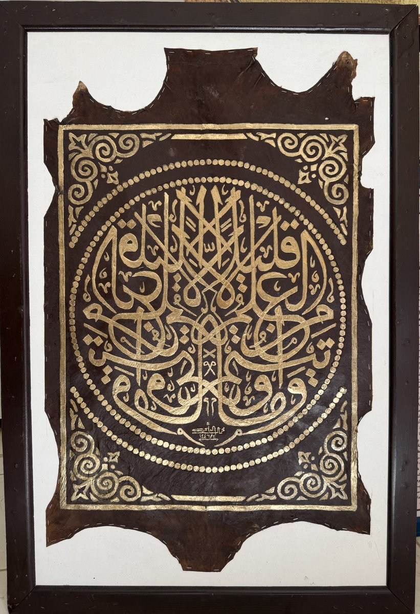 لوحتي هذه بخط الثلث ثماثل نصفي لآية من القرآن الكريم جعلناالله من المتدبرين بالقرآن  المُصاحبين له حتى نغترفَ من أنواِره وأسرارِه ولانكون ممن هجَرَه ولا ينتفي هجرُه بمجرّدالتلاوة التي نكتفي فيها بقراءة المكتوب دونَ غوصٍ إلى المُراد والمرغوب الذي يحرّك الوجدان#لكم تحيتي ابن الحزم