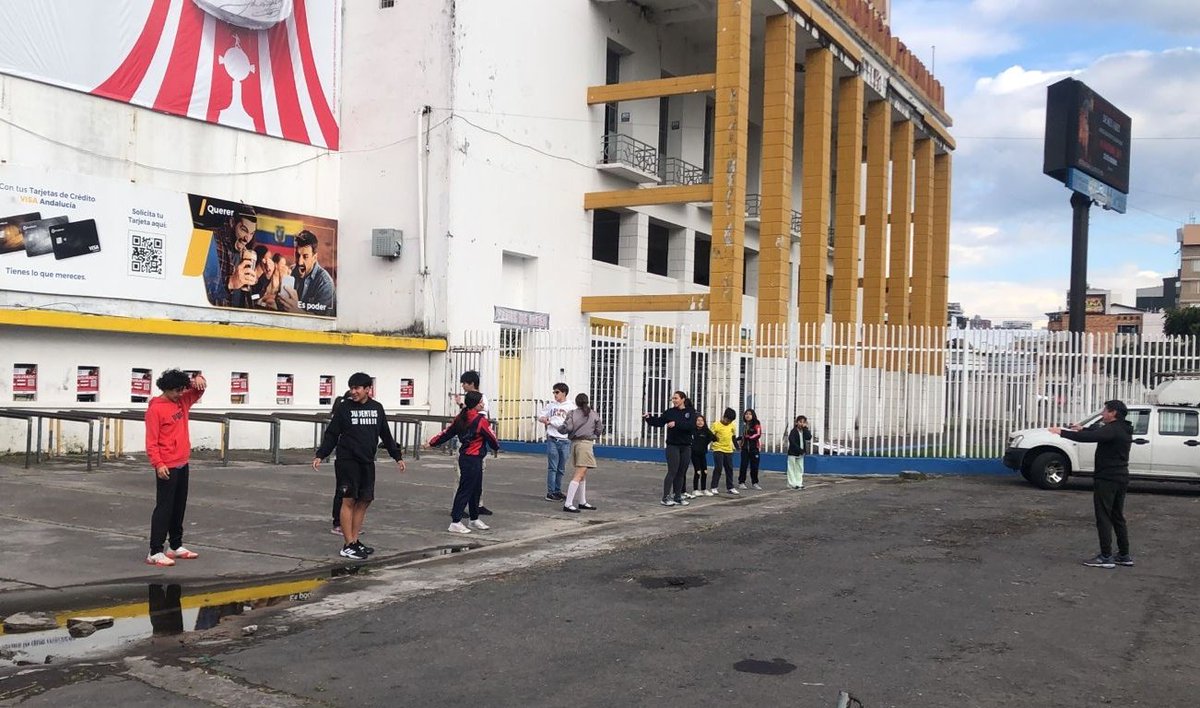En este momento, comienza el entrenamiento de Esgrima fuera de las instalaciones del Estadio Olímpico Atahualpa.  #2díasSinEstadio #NoTenemosDóndeEntrenar #ElEstadioNoEsTrofeoPolítico