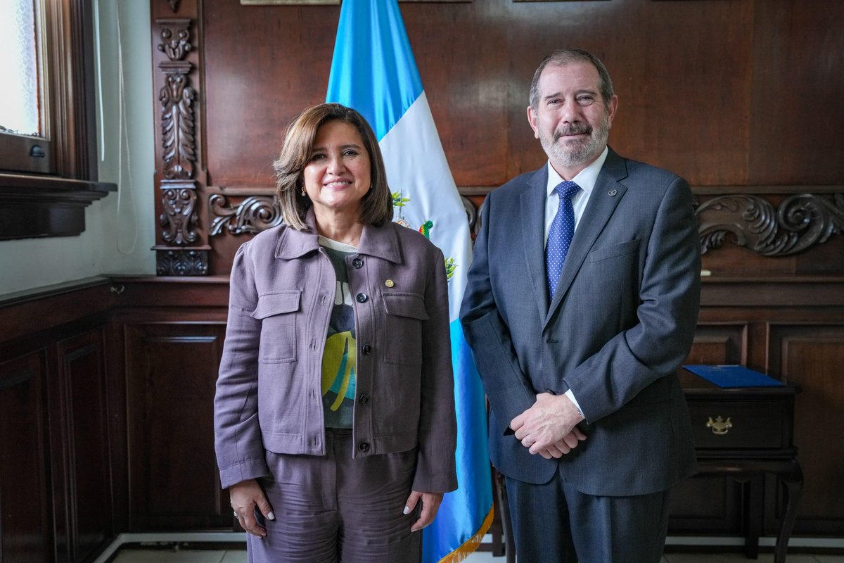 En reunión con Andrew Stanhope, nuevo director del Programa Mundial de Alimentos, discutimos estrategias para fortalecer la Seguridad Alimentaria Nutricional en Guatemala. 

Además, exploramos experiencias exitosas de otros países para el fortalecimiento institucional de esta