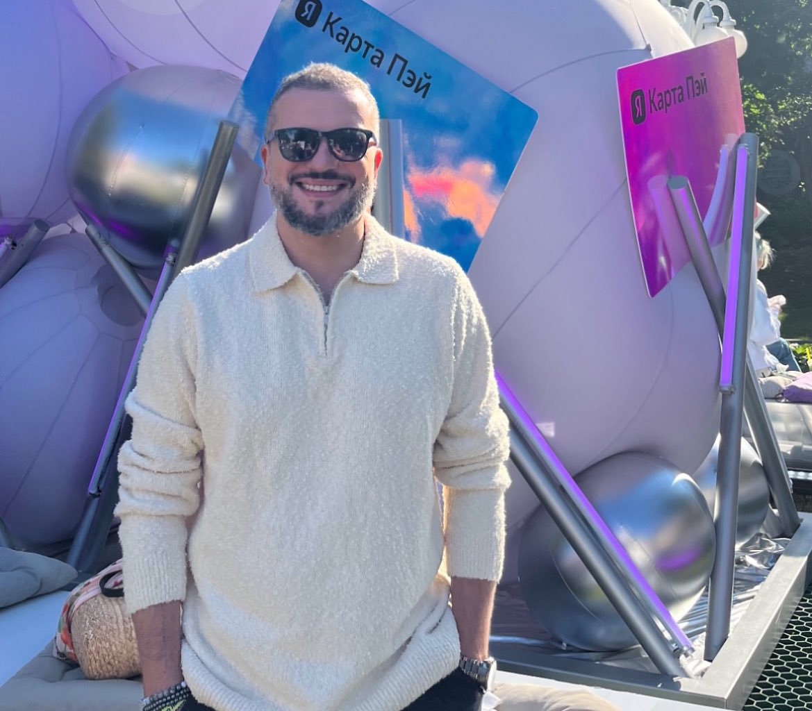 с днём рождения, невероятный, смелый, честный и добрый Дима Позов. 
я никогда не смогу описать словами всю свою благодарность этому человеку за все, что он сделал. 
я рада, что мы живем с Димой Позовым в одно время. 

с днём рождения.