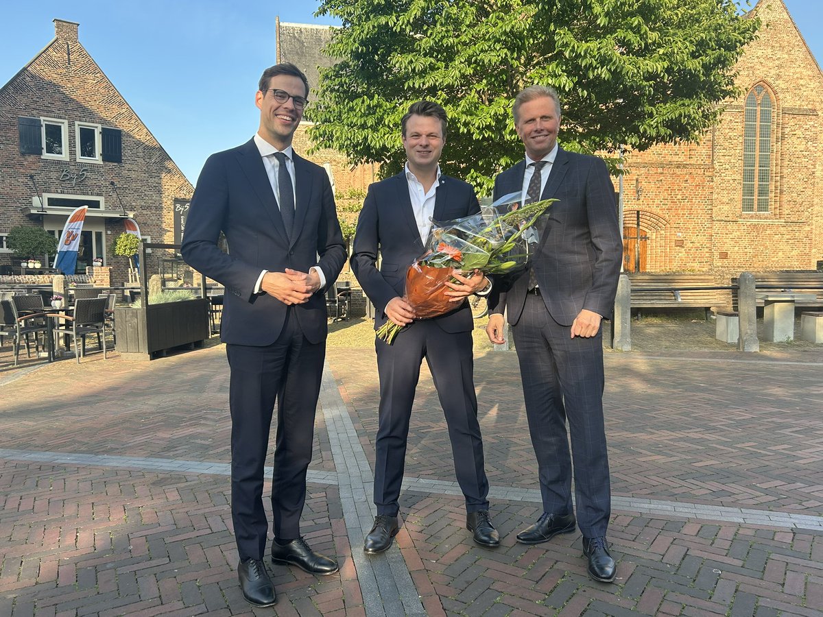VVD Westland (@vvdwestland) on Twitter photo De Westlandse VVD heeft unaniem gekozen voor Peter Valstar als lijsttrekker bij de verkiezingen van maart 2026. De 40-jarige ‘s-Gravenzander is nu nog wethouder Economishe Zaken in <a href="/GemWestland/">Gemeente Westland</a> .
westland.vvd.nl/nieuws/58299/p… De Westlandse VVD heeft unaniem gekozen voor Peter Valstar als lijsttrekker bij de verkiezingen van maart 2026. De 40-jarige ‘s-Gravenzander is nu nog wethouder Economishe Zaken in <a href="/GemWestland/">Gemeente Westland</a> .
westland.vvd.nl/nieuws/58299/p…