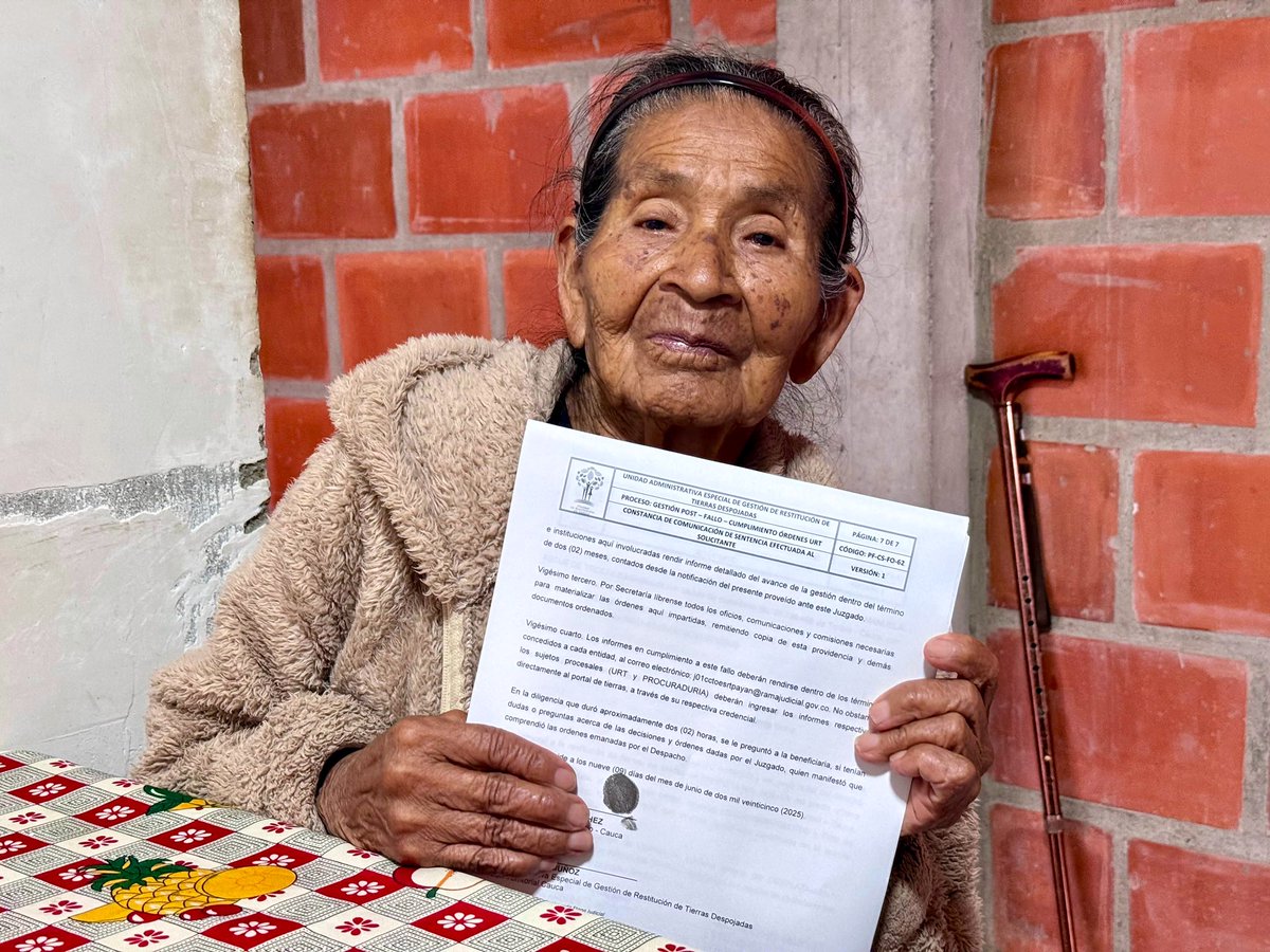 URestitucion's tweet photo. El equipo de la #URT, Dirección Territorial #Cauca, se desplazó al municipio de #Toribio para entregar a la señora Manuela Ascue Trochez y a su núcleo familiar la sentencia emitida por el Juzgado Primero de Restitución de Tierras de Popayán, que ordena el restablecimiento de los derechos territoriales que les han sido vulnerados en medio del cruento conflicto que vive esa zona del departamento.
🌀Ella y su familia son una de las tantas víctimas del atentado con chiva bomba ocurrido en 2011 en ese municipio, motivo por el cual son beneficiarios de esta sentencia, que además contempla la implementación de un proyecto productivo como aliento de paz y esperanza para la transformación del territorio. 🕊️🏳️