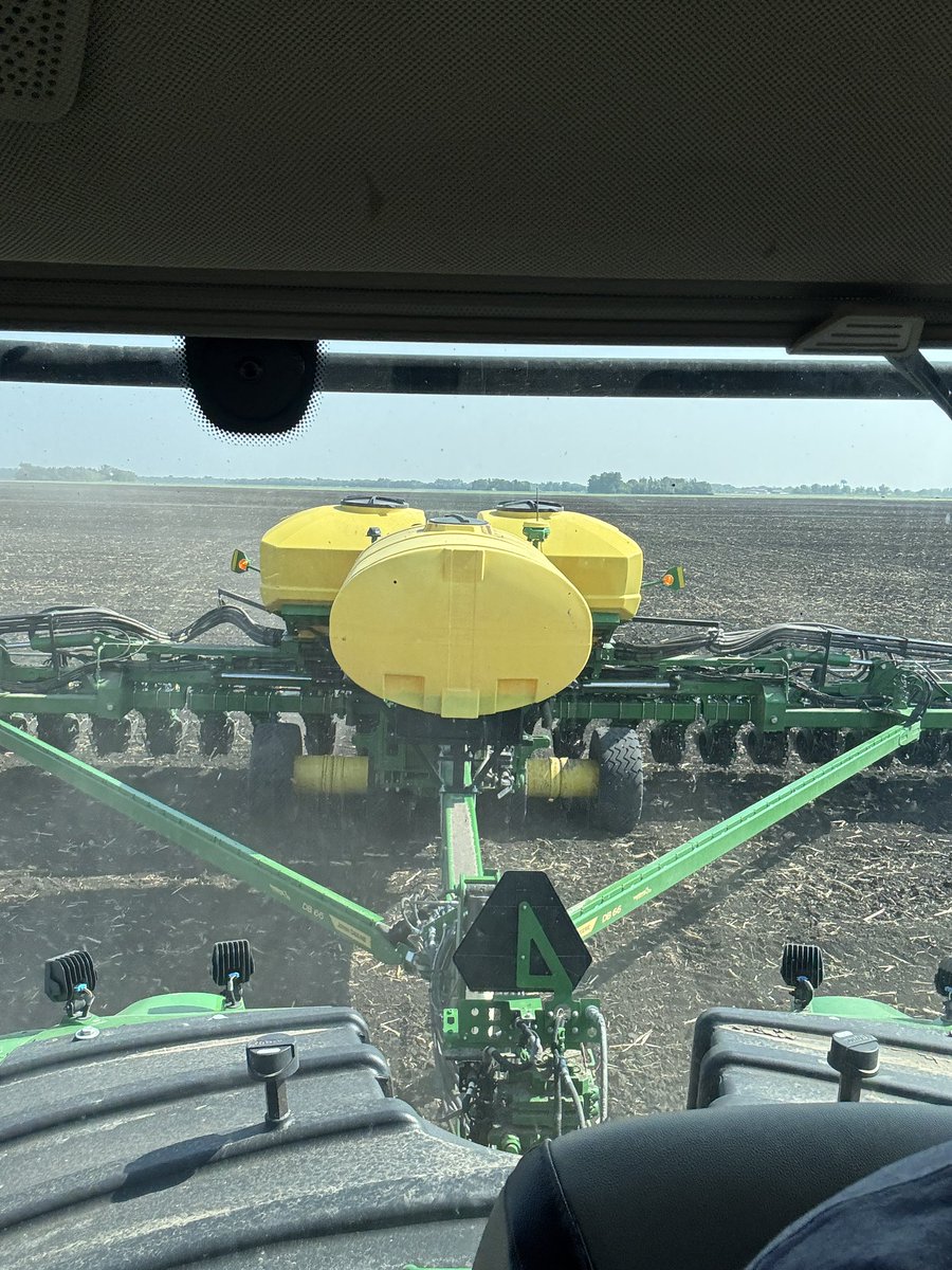MatthewCKrueger's tweet image. Finally able to put the U-Pick sunflowers in for @valleycornmaize. Now we can wash it and put it away until #plant26. #cornmaze #valleycornmaize
