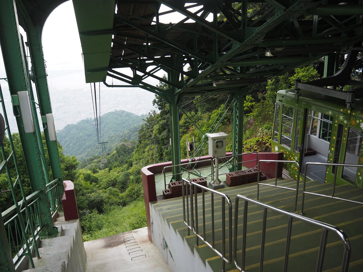 5UHtI8HUS8vaxTS's tweet image. かつては修験道の聖地だったと思われる六甲山地。近代以降はリゾート地と開発され、摩耶山天上寺に向かうにも　＃摩耶ケーブル　と　＃摩耶ロープウェイ　を利用しました。ロープウェイからの眺め、怖かった～😨😭（高所恐怖症なので）。