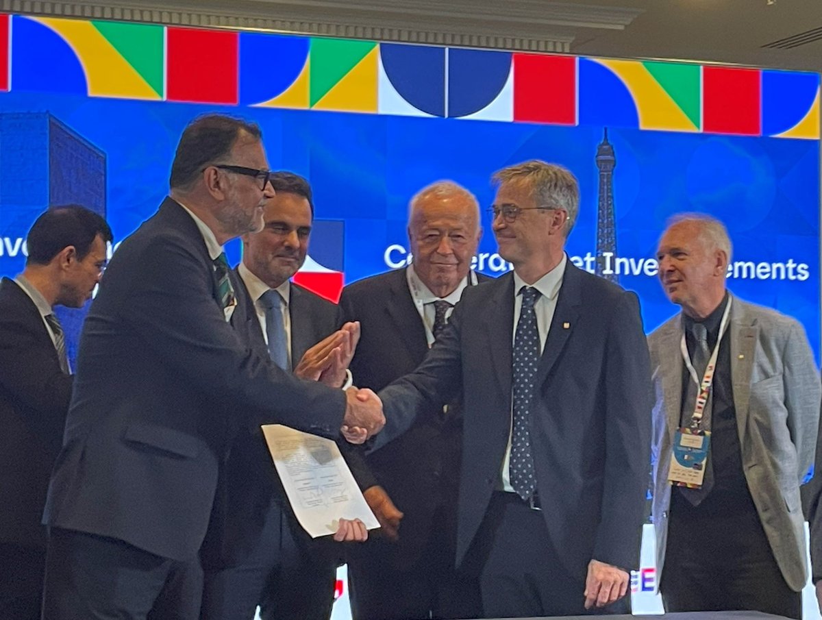 Fiocruz e Instituto Mérieux ampliam cooperação e assinam dois acordos para atuar no enfrentamento de desafios da saúde pública, reforçando uma série de parcerias que já ocorrem há 55 anos. bit.ly/3FyhBx3