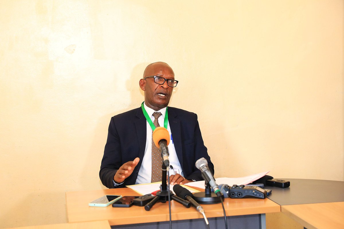 Un autre homme, un autre mari, époux, père, ami,...qui a choisi d'être le lèche-cul des DD! Connaissant mes vieux amis Burundais, ce soir ntiyigeze asiba kuja mubandi bagabo kunywa "kamwe". HONTE!