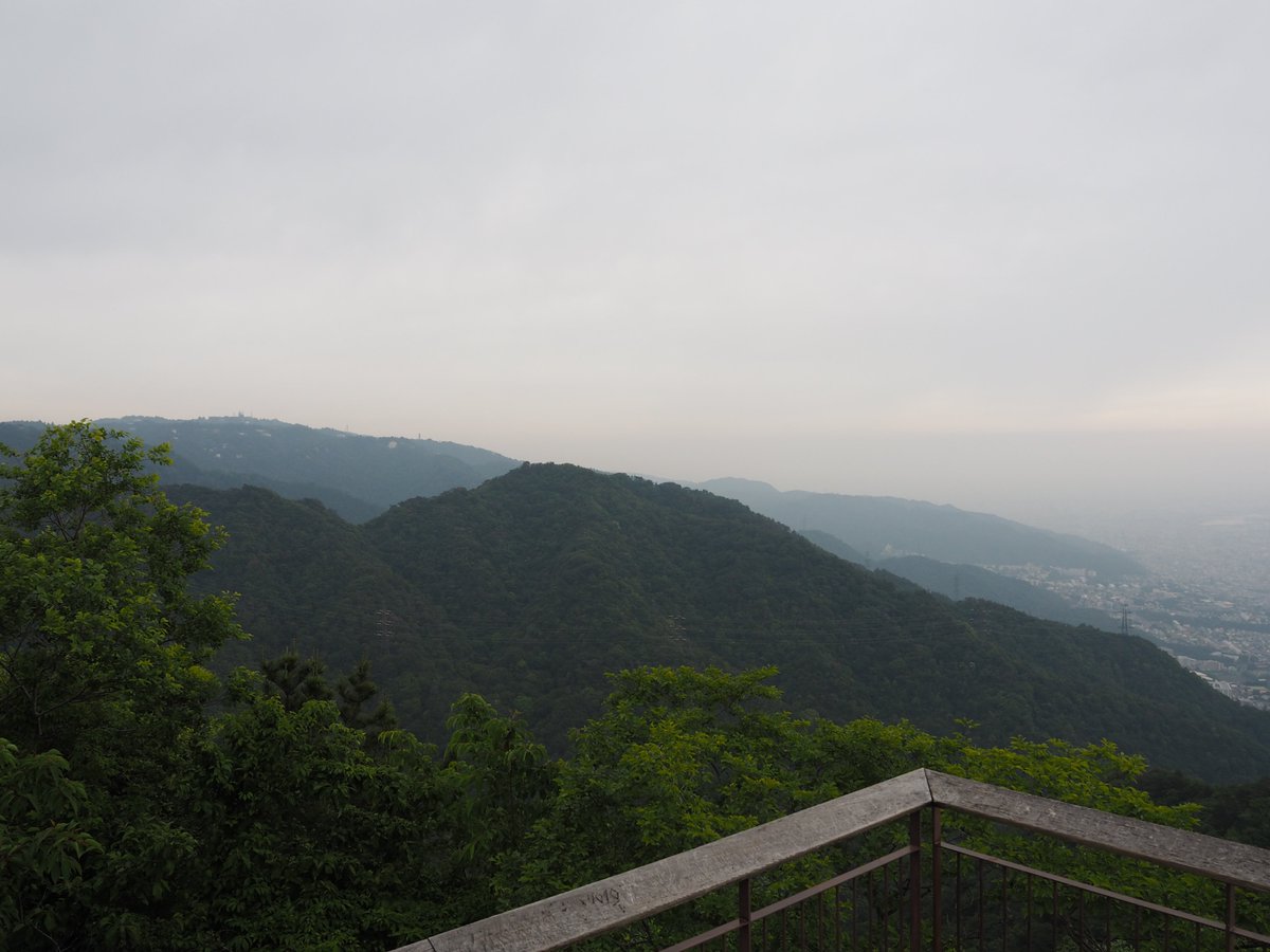 5UHtI8HUS8vaxTS's tweet image. かつては修験道の聖地だったと思われる六甲山地。近代以降はリゾート地と開発され、摩耶山天上寺に向かうにも　＃摩耶ケーブル　と　＃摩耶ロープウェイ　を利用しました。ロープウェイからの眺め、怖かった～😨😭（高所恐怖症なので）。