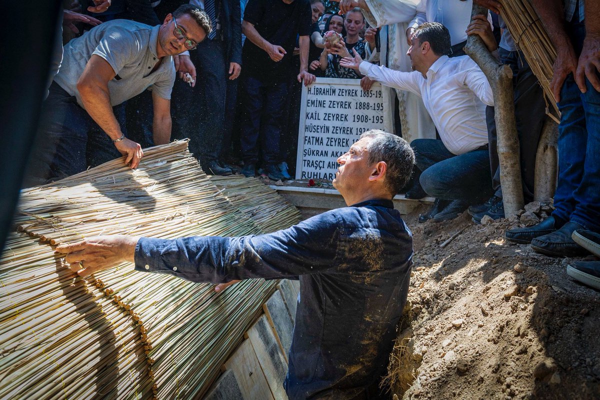 Çok uzun zamandır; böyle iyisiyle kötüsüyle sahici, duygularıyla barışık, başarısızlığı da başarı gibi kabullenebilen, hatasında dönüp halkın sözünü dinleyen, tüm yenilgilerimizi buruk bakışlarında saklayan siyasetçi görmedim. Özgür Özel iyi ki varsın!