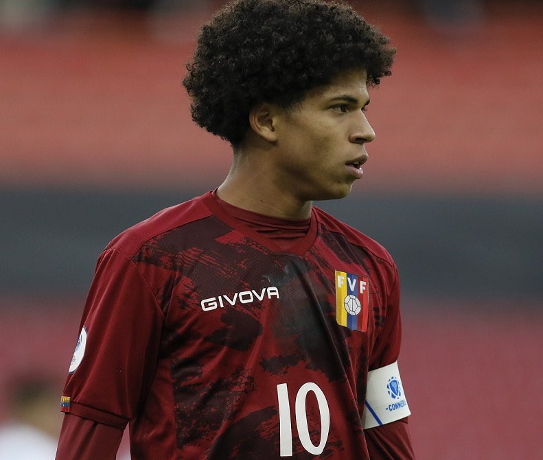 Lo diré antes de que empiece el partido. 

No era el partido para experimentar, me cuesta entender el criterio de Batista al dejar sin minutos a David Martínez en Maturín pero darle la titularidad ante Uruguay. 

Toda la buena vibra para que salga bien pero no era el momento.