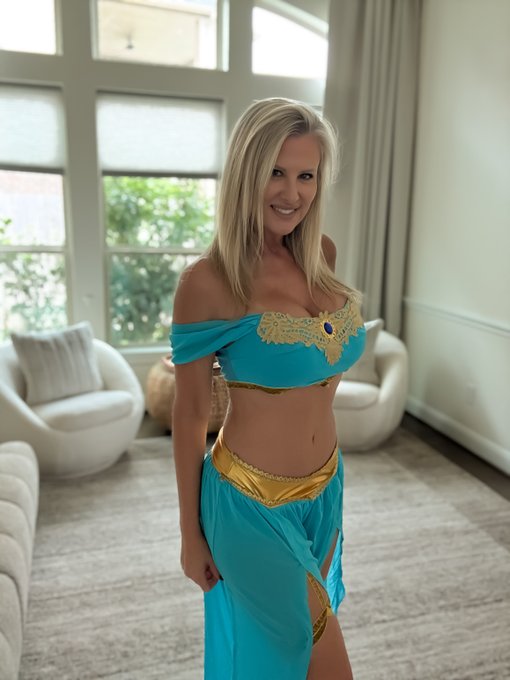 Watch Mrs. Andi's leaked NSFW photo on TwXstars