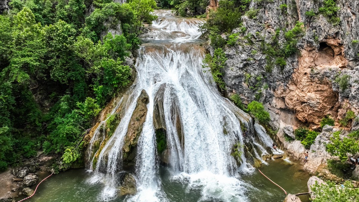 Before a client shoot in Paul’s Valley, dropped down to Turner Falls.  After all the rain we’ve had, I was betting the falls would be really going. Water was flowing good, but nothing too crazy. 

#drone #DronePilot #DroneLife #DronePhotography #DroneVideo #Waterfall #Okwx