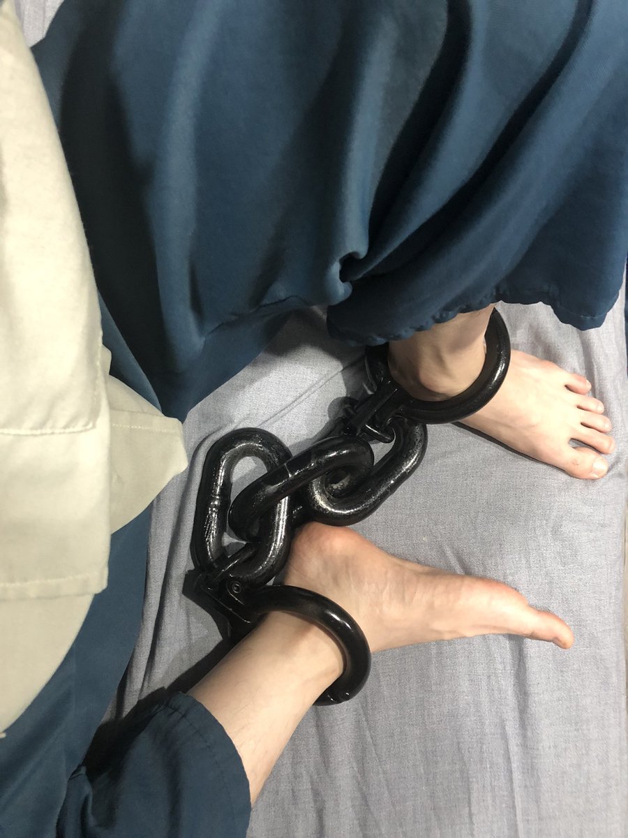 #脚镣 #赤脚 #罪犯 镣铐的作用不仅是限制罪犯的活动，更是时刻提醒罪犯他的卑劣与低贱，犯了罪的囚就应该被当作畜生一样对待