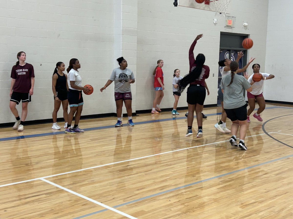 acmladytigerbb's tweet image. Good turnout today for Bb skills! Girls putting in that work! Those who are not working, it will hurt you in the fall. Remember, your fall will tell on your summer. @ConsolHS @CSISDAthletics @AMCHSTigerClub #HardWorksPaysOff