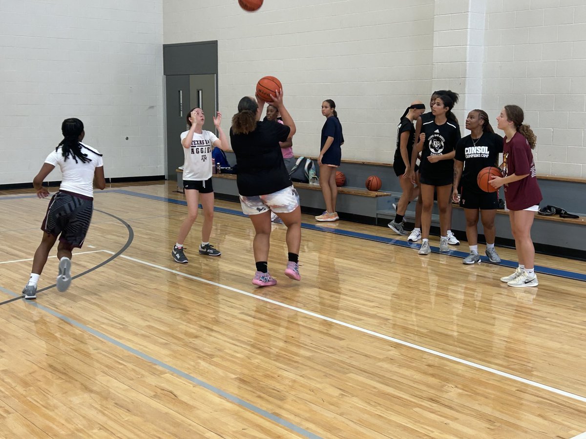 acmladytigerbb's tweet image. Good turnout today for Bb skills! Girls putting in that work! Those who are not working, it will hurt you in the fall. Remember, your fall will tell on your summer. @ConsolHS @CSISDAthletics @AMCHSTigerClub #HardWorksPaysOff