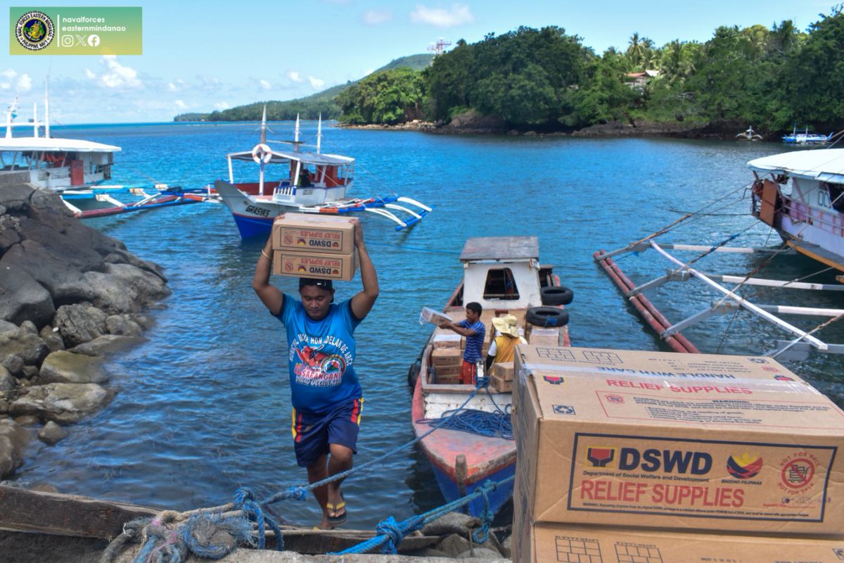 IN PHOTOS |  JTF Sinaya ensures much-needed food packs reach the far-flung barangay of Balut Island, Sarangani, Davao Occidental.
Read here; facebook.com/share/p/16bE4Z…

#ProtectingtheSeasSecuringOurFuture
#ModernandMultiCapablePHNavy
#OneAFPOnePhilippines
#StrongAFPStrongPhilippines