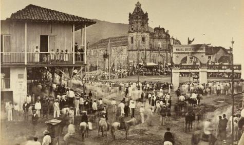 A finales del siglo XIX, varios dirigentes políticos, como Rafael Núñez y Tomás Cipriano de Mosquera, propusieron que la Ciudad de Panamá se convirtiera en la capital de Colombia. La élite santafereña respondió horrorizada. Decían que Santa Fe era la ciudad de las luces.