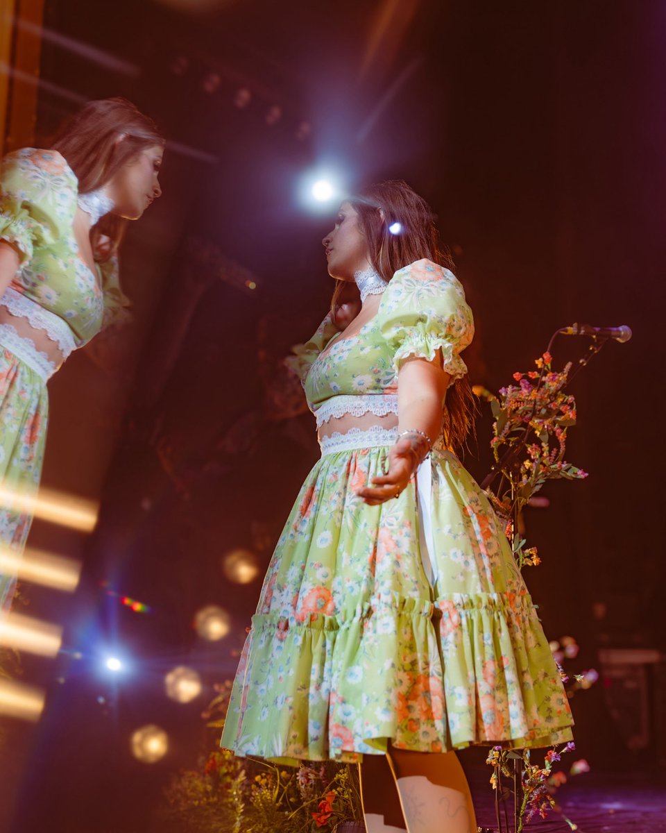 SierraFerrell's tweet image. See y&apos;all on the other side of the 
l👀king glass🪞✨  After June we&apos;ll be back shootin&apos; for the moon 🏹🌝

🎟️ link 🔗 below

sierraferrellmusic.com/tour