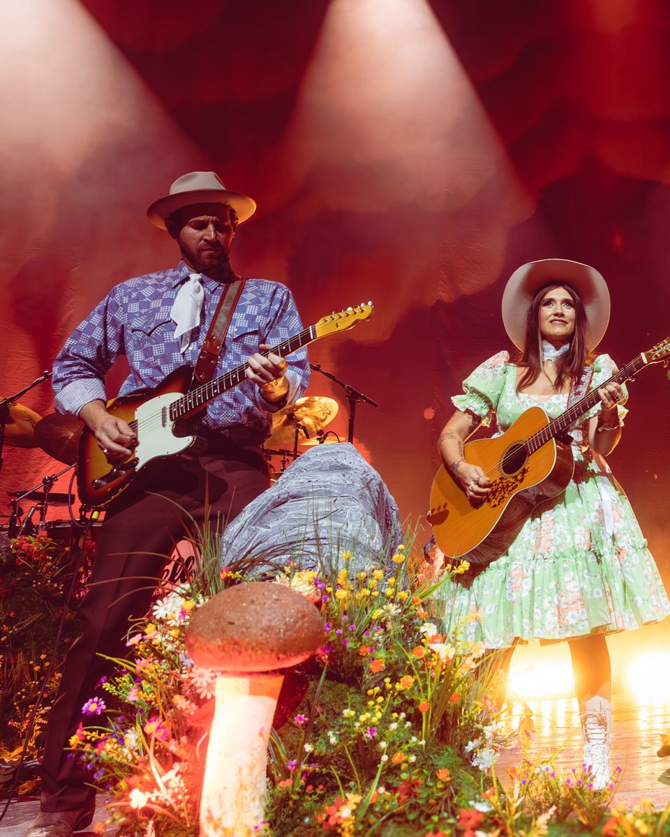SierraFerrell's tweet image. See y&apos;all on the other side of the 
l👀king glass🪞✨  After June we&apos;ll be back shootin&apos; for the moon 🏹🌝

🎟️ link 🔗 below

sierraferrellmusic.com/tour