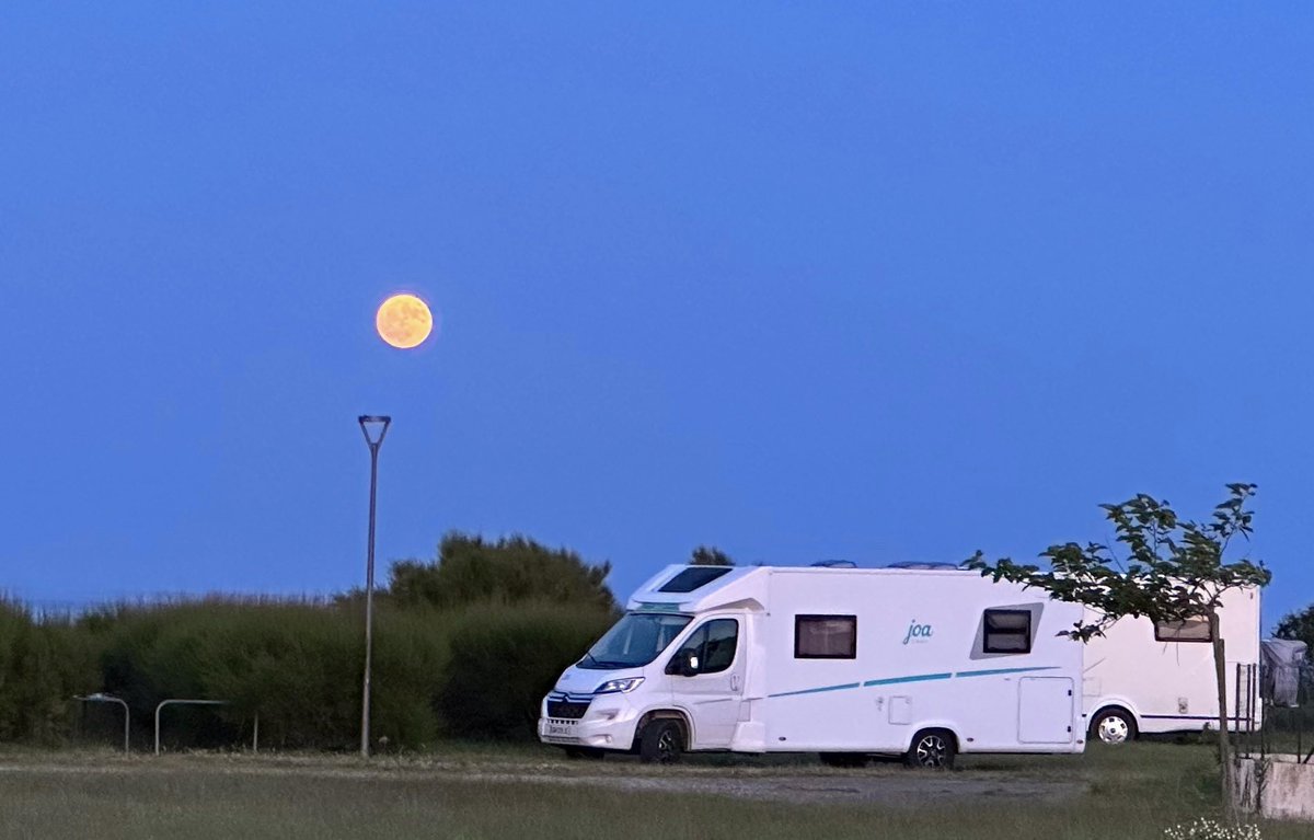 Amazingly red full moon here this evening in Gâvres.